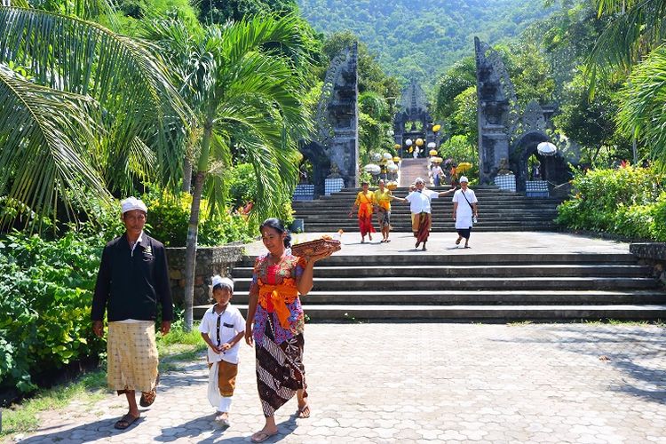 Ilustrasi Bali - Umat Hindu Bali yang sedang berada di area pura di Kabupaten Buleleng, Bali.