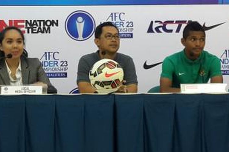 Pelatih tim nasional Indonesia U-23, Aji Santoso (tengah).