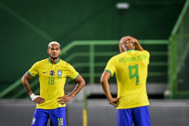 Reaksi pemain Brasil, Joelinton dan Richarlison, setelah Senegal mencetak gol. Timnas Brasil menelan kekalahan 2-4 dari Timnas Senegal dalam sebuah laga persahabatan di Lisbon, Portugal, pada Rabu (21/6/2023) dini hari WIB.