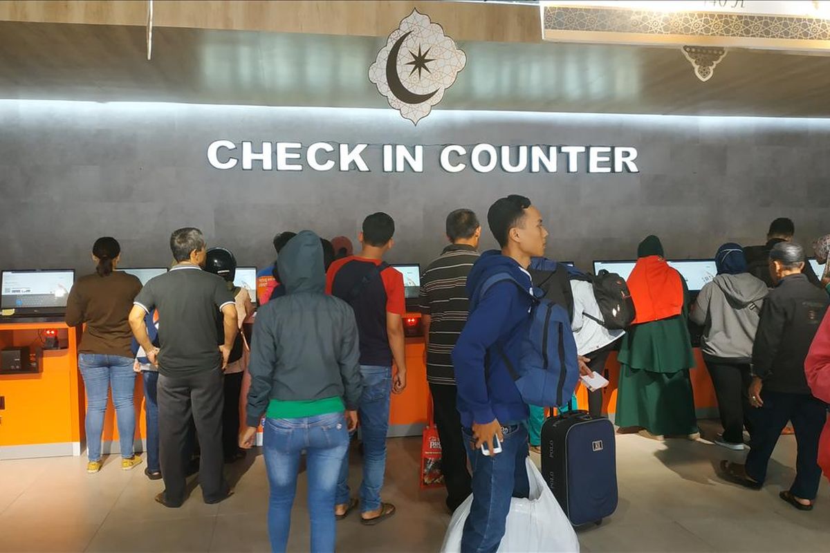Suasana antrean check-in di Stasiun Pasar Senen, Senin (3/6/2019) atau dua hari jelang Lebaran 2019.