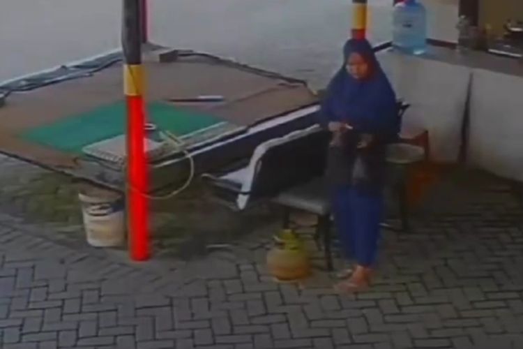 Diduga seorang pencuri perempuan di Kota Malang, Jawa Timur mencuri elpiji 3 kilogram atau melon di parkiran tempat futsal SM Sudimoro.