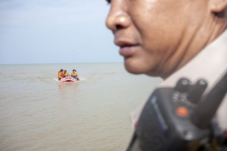 Petugas Basarnas melakukan persiapan sebelum mencari korban pesawat Lion Air bernomor penerbangan JT-610 rute Jakarta-Pangkalpinang yang jatuh di laut utara Karawang, Jawa Barat, Senin (29/10/2018).