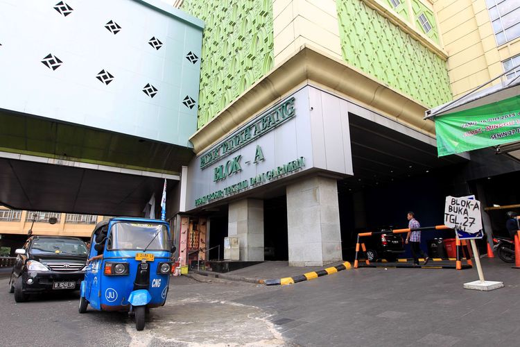 Suasana Pasar Tanah Abang Blok B, Jakarta Pusat terlihat sepi karena masih tutup libur lebaran, Jumat (24/7/2015). Pasar Tanah Abang Blok A dan B akan kembali buka pada Senin (27/7/2015). KOMPAS IMAGES/KRISTIANTO PURNOMO