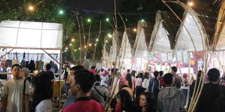 Pengunjung memadati pasar seni di Festival Kesenian Yogyakarta yang digelar di Taman Kuliner Condong Catur Sleman, Yogyakarta.