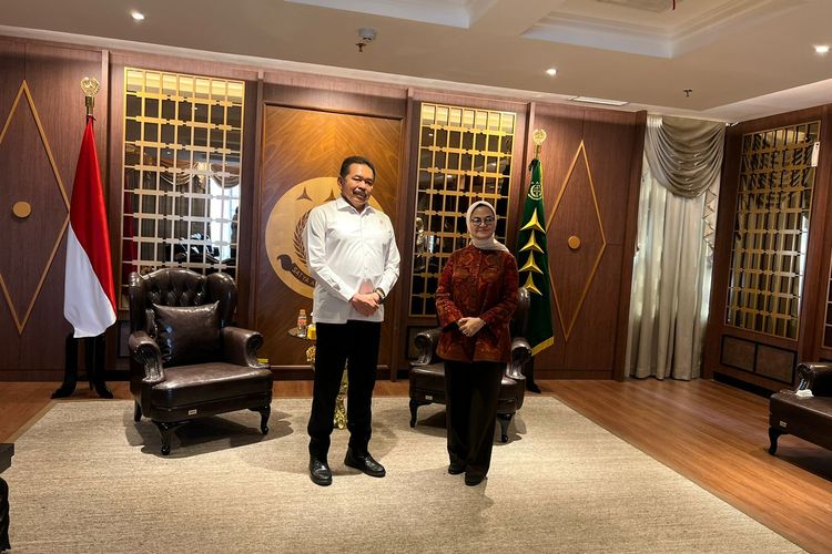 Jaksa Agung Republik Indonesia Sanitiar Burhanuddin menerima kunjungan dari Kepala Badan Pengawasan Obat dan Makanan (BPOM) Penny Kusumastuti Lukito di Gedung Kejaksaan Agung (Kejagung), Jakarta, Rabu (16/11/2022).