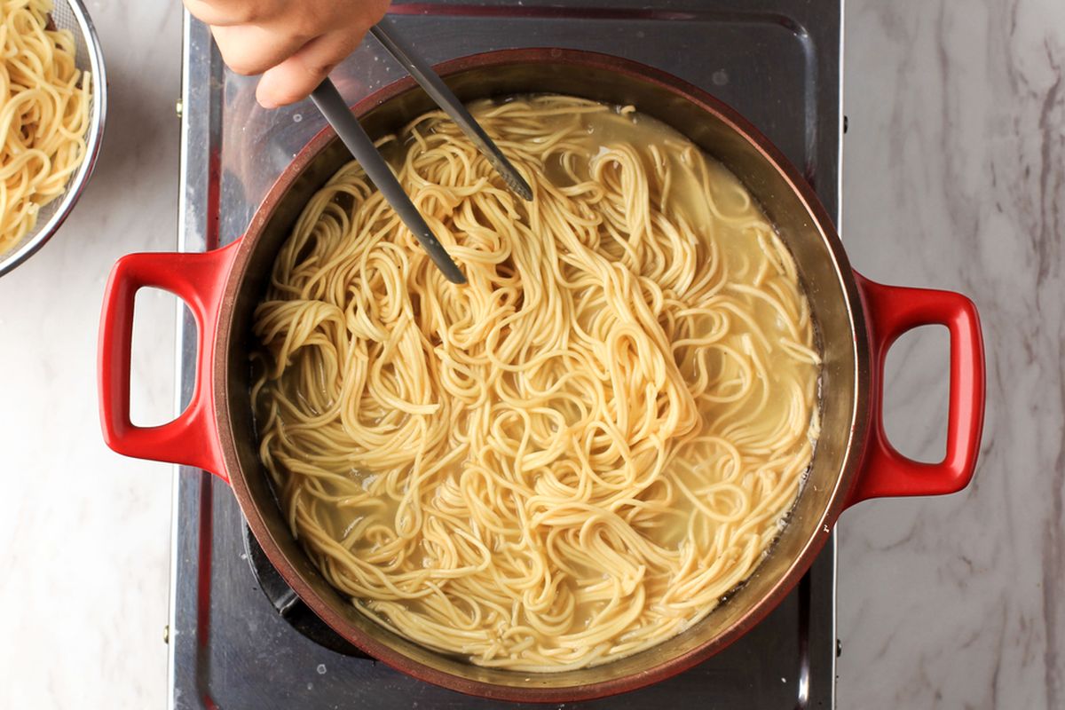 Gunakan air sebanyak tiga hingga lima liter saat memasak pasta kering agar tidak lengket.