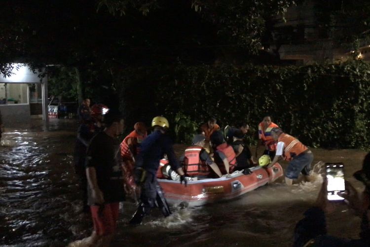 Sejumlah orang sempat terjebak banjir di Perumahan Puri Mutiara V, Cilandak Barat, Cilandak, Jakarta Selatan pada Selasa (25/5/2021) malam.