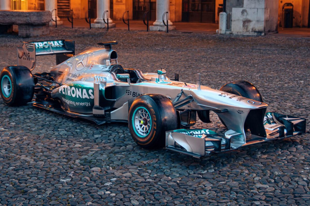 Mobil balap Mercedes F1 W04 milik Lewis Hamilton dilelang dan terjual Rp 290 miliar