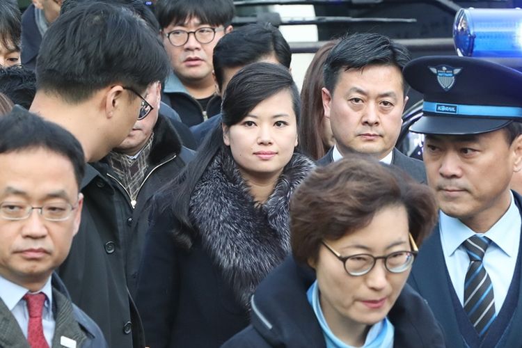Hyon Song-Wol (tengah), pemimpin delegasi Korea Utara tiba di stasiun Seoul pada Minggu (21/1/2018) untuk melanjutkan perjalanan ke kota Gangneung, memeriksa panggung yang akan digunakan tampil kelompok orkestranya selama gelaran Olimpiade Musim Dingin.