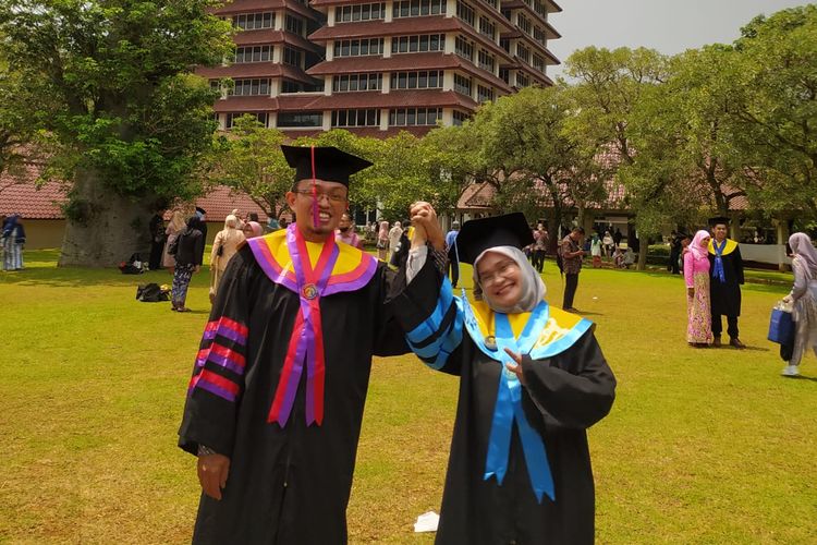 Pasangan suami istri, Suhartono dan Anna Armeini Rangkuti meraih gelar doktor dan diwisuda bersamaan pada Wisuda Semester Gasal Tahun Akademik 2022/2023 di Balairung UI, Kampus Depok, pekan lalu.