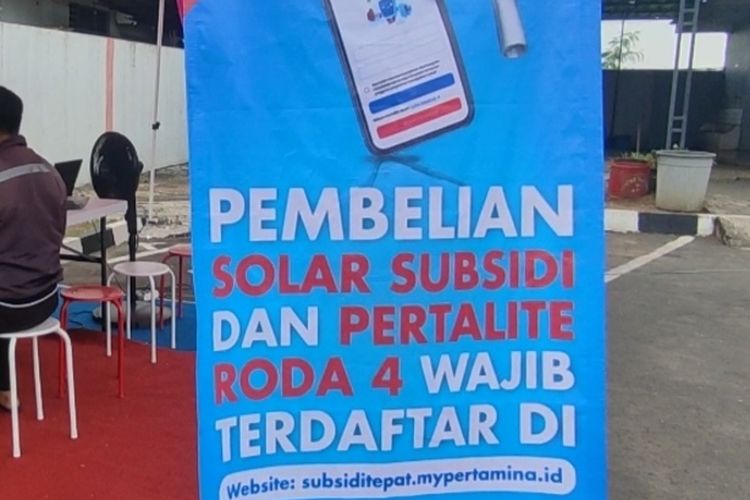 Warga konsultasi dan daftar My Pertamina di loket pendaftaran SPBU Kemantren, Kecamatan Sumber, Kabupaten Cirebon, Jawa Barat, Jumat (22/7/2022)