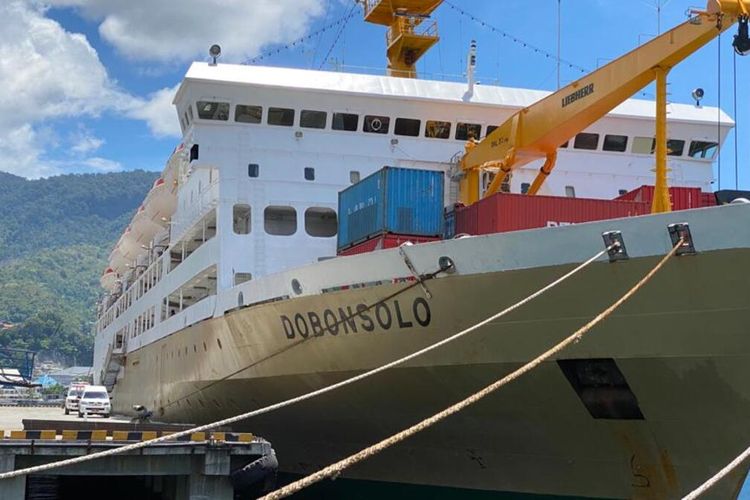 KM. Dobonsolo yang sedang sandar di Pelabuhan Jayapura, Kota Jayapura Papua, Selasa (21/4/2020)