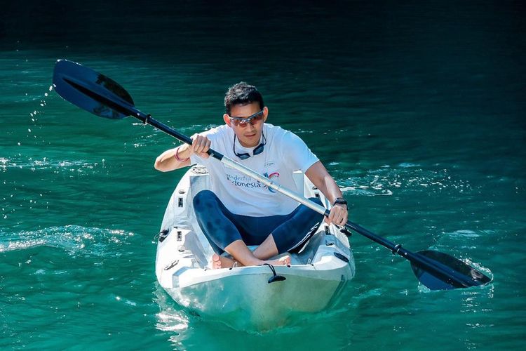 Sandiaga Uno saat mengayuh perahu kayak di sekitar Gugusan Pulau Tawale, Sabtu (26/11/2022).