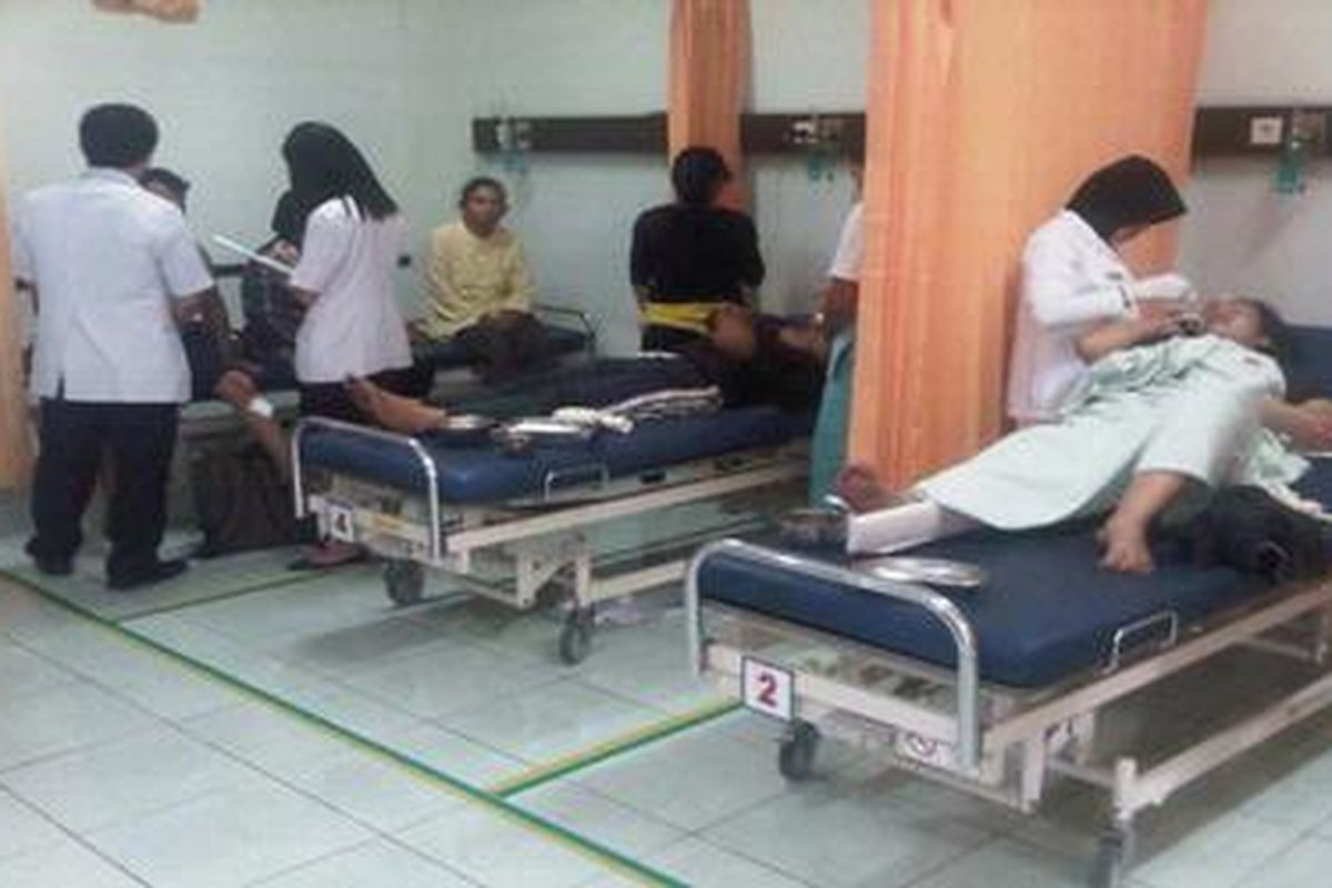 Korban luka-luka akibat kecelakaan di jalan tol Purbaleunyi Km 93, Purwakarta, Rabu (7/9/2011) pagi dibawa ke Rumah Sakit Efarina Etaham.