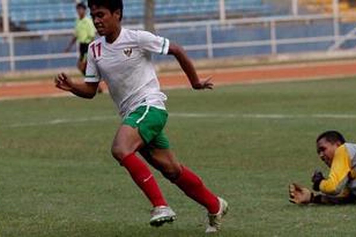Pemain timnas U-16, Tedi, berhasil mengecoh penjaga gawang UNJ saat sesi latih tanding di Stadion Gelora Bung Karno, Jakarta, Rabu (7/9/2011). Latih tanding ini untuk kesiapan timnas U-16 menghadapi kualifikasi AFC Cup 2012 Thailand. 