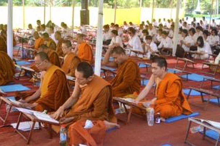 Para Bhiksu dan umat Buddha membaca doa (parita) di Taman Lumbini Candi Borobudur, Kabupaten Magelang, Minggu (26/7/2015) sore.