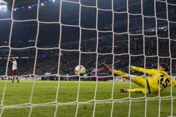 Striker Bayern Muenchen, Robert Lewandowski (kiri), mengecoh kiper Hamburg SV, Rene Adler, saat mengeksekusi penalti dalam pertandingan Bundesliga di Imtech Arena, Hamburg, Jumat (22/1/2016).