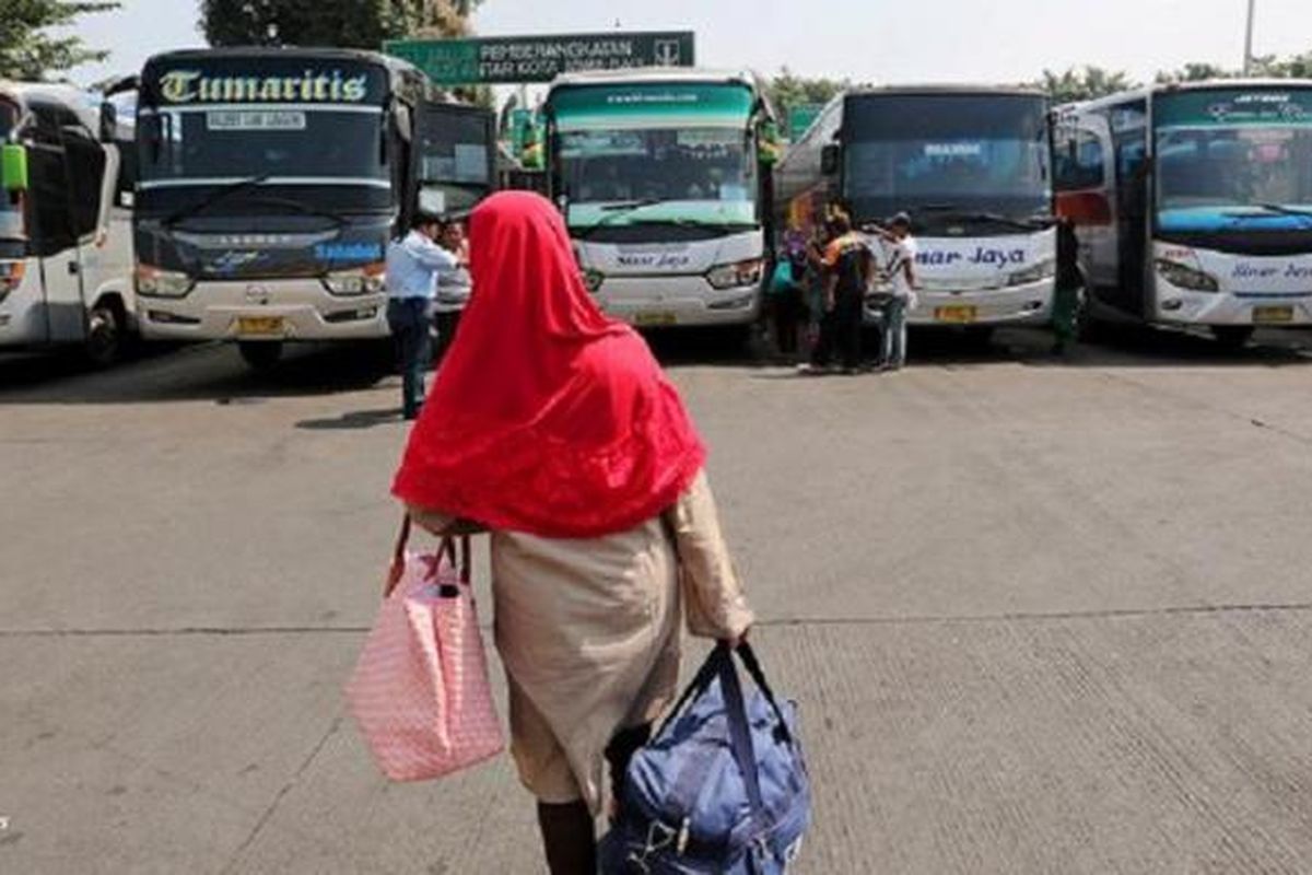 Calon penumpang berjalan menuju deretan bus di Terminal Pulogadung, Jakarta Timur, Kamis (9/7), menjelang puncak arus mudik tahun 2015 ini. 

