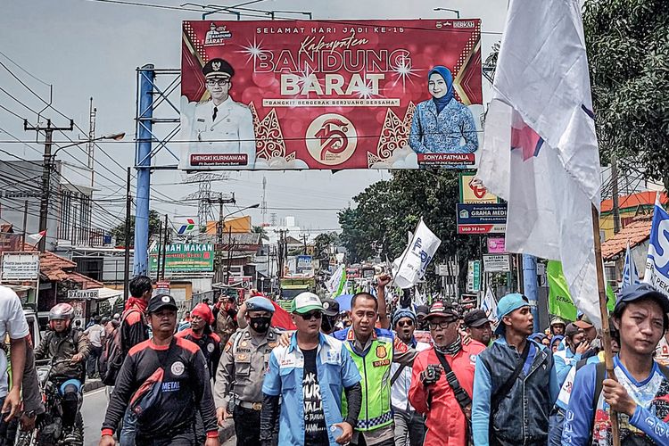 Ribuan buruh lakukan long march di Kabupaten Bamdung Barat (KBB).