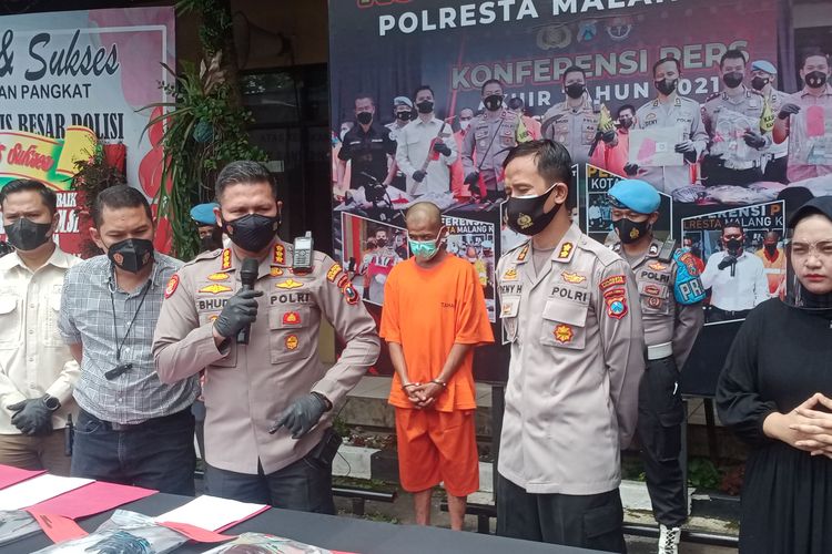 Suasana press release kasus persetubuhan dan pencabulan oleh tersangka YR (37) di Mapolresta Malang Kota pada Kamis (20/1/2022). 