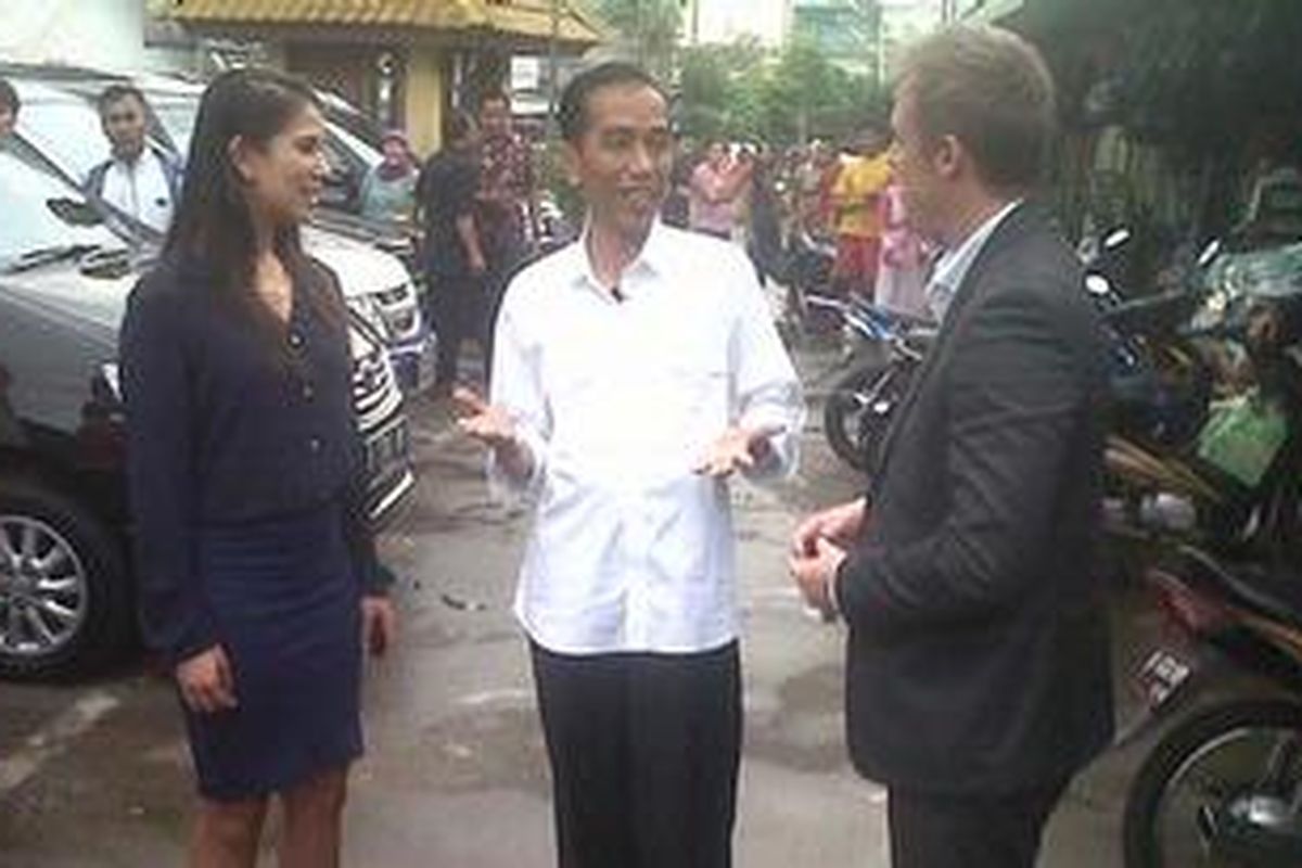 Gubernur DKI Jakarta Joko Widodo saat meninjau Pasar Menteng Pulo, Jakarta Selatan, Kamis (11/4/2013). Selain meninjau lokasi pasar, Jokowi juga menjalani sesi wawancara dengan sebuah majalah Time.