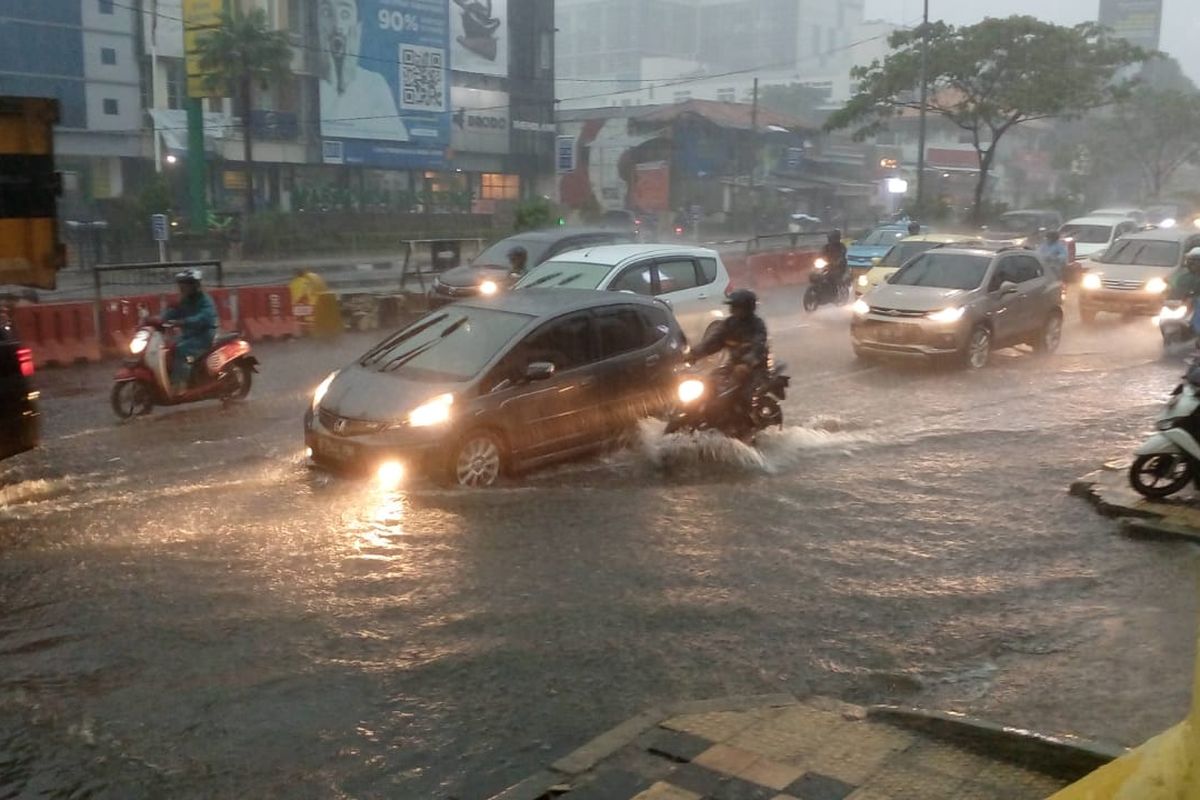 Hujan Deras Menggenangi Ruas Jalan Protokol Depok, Jumat (27/12/2019)