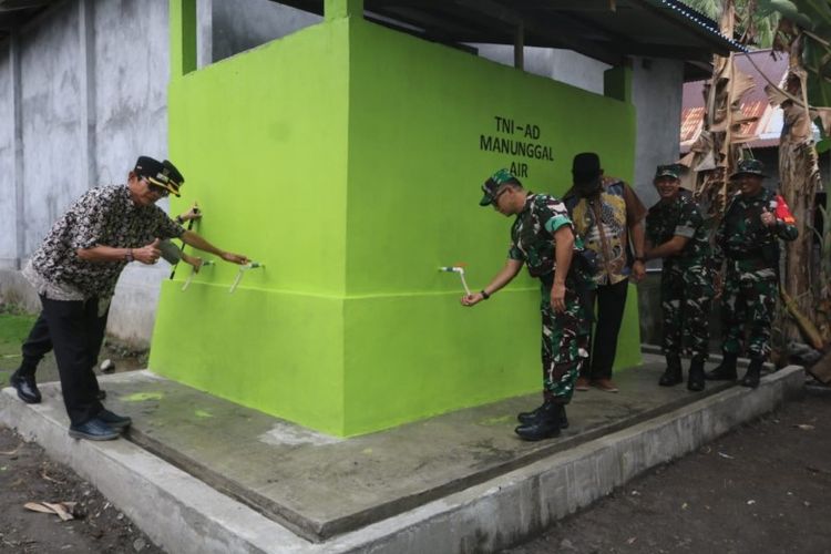 Giat Penutupan TMMD ke 125, Kasdam XV/Pattimura beserta rombongan dan Forkopimda Kabupaten Halmahera Selatan pada program unggulan Kasad TNI Manunggal Air Bersih. 