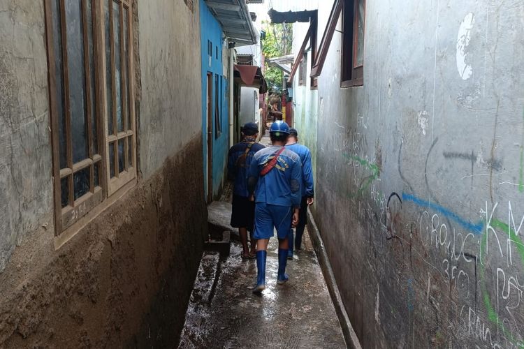 Petugas dari Sudin Sumber Daya Air tampak hilir-mudik ke permukiman warga di wilayah Kebon Pala, Tanah Rendah, Jakarta Timur, Rabu (12/10/2022). Mereka tampak bersiaga untuk mengantisipasi adanya banjir susulan. 