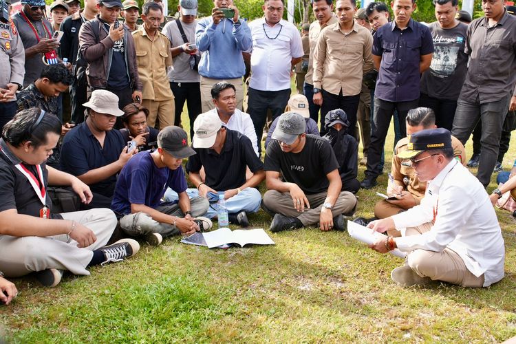 Terima Aspirasi Mahasiswa dan Buruh, Gubernur Kalteng Jadikan Punggung sebagai Alas Tanda Tangan