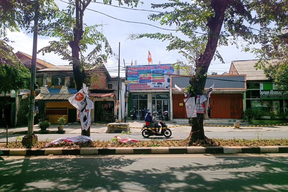 Baliho caleg asal Partai PSI yang roboh dan menimpa dua pengendara motor di Jalan KRT Radjiman Widyoningrat, Jatinegara, Cakung, Jakarta Timur, Senin (22/1/2024).