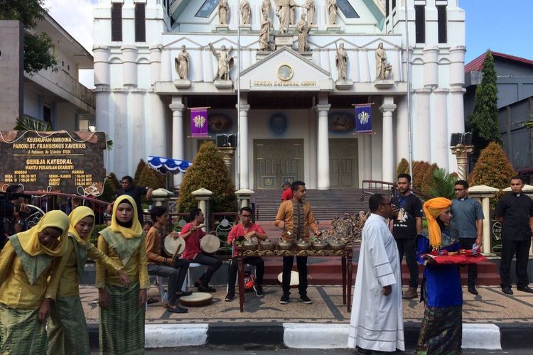 Tarian sawat dari Sanggar Khayla pada pembukaan Jalan Salib Hidup Oikumene menyongsong Paskah di Ambon, Maluku, pada Jumat (30/3/2018).
