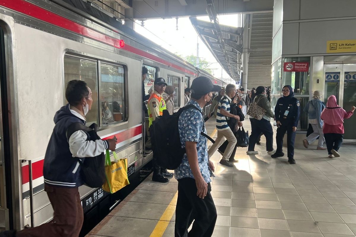 PT Kereta Api Indonesia (Persero) atau KAI resmi mengoperasikan kembali Stasiun Bekasi Timur untuk melayani penumpang kereta rel listrik (KRL) mulai Rabu (29/4/2026), pukul 14.00 WIB. 
