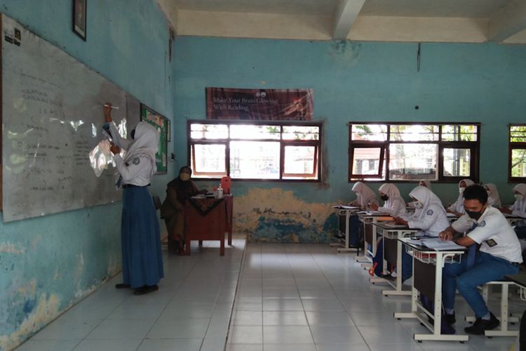 Pembelajaran Tatap Muka (PTM) yang dilaksanakan di SMA Negeri 1 Cerme, Gresik, Selasa (4/1/2022).