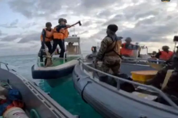 Penjaga Pantai China Bawa Pedang dan Tombak, Tentara Filipina Hanya Bermodal Tangan Kosong