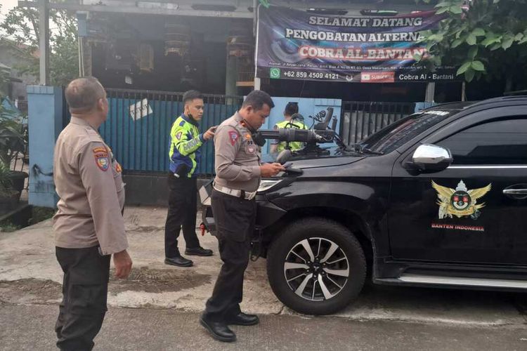 Satuan Lalulintas Polres Cilegon menindak pengendara mobil dipasang senapan mesin di kap mesin yang viral media sosial.