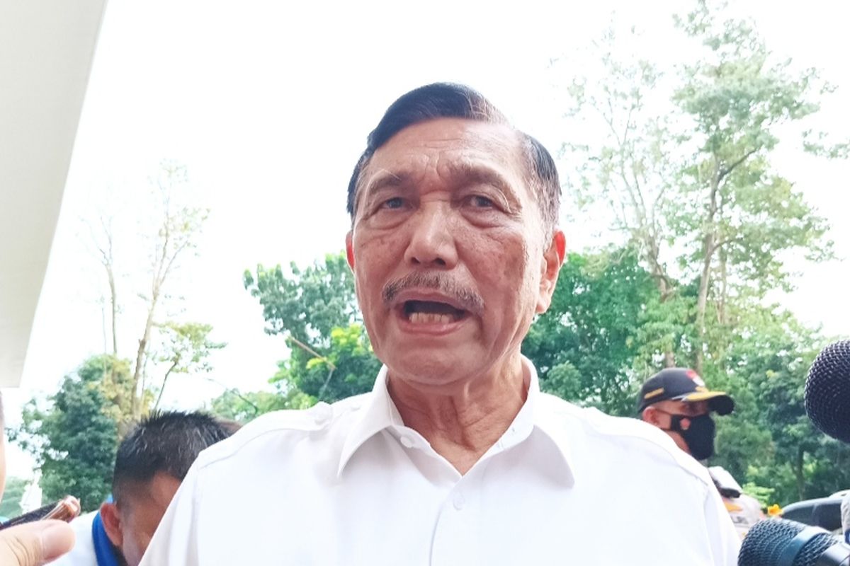 Menko Marves Luhut Binsar Panjaitan di Kompleks Gelora Bung Karno (GBK) Senayan, Jakarta, Jumat (13/1/2023). Luhut mengatakan semua perusahaan besar di bidang otomotif akan menanamkan investasi di Indonesia.