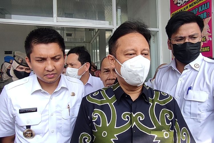 Menteri Kesehatan RI Budi Gunadi Sadikin didampingi Bupati Ogan Ilir Panca Wijaya Akbar memberikan keterangan usai melakukan kunjungan ke Ogan Ilir Sumatera Selatan