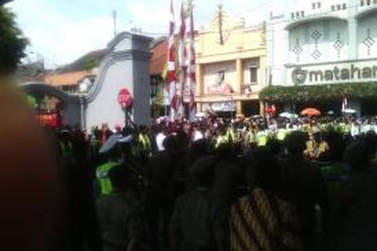 Ribuan orang sejak pagi sudah memadati Jalan Malioboro untuk menyaksikan kirab kereta pernikahan GKR Hayu dan KPH Notonegoro