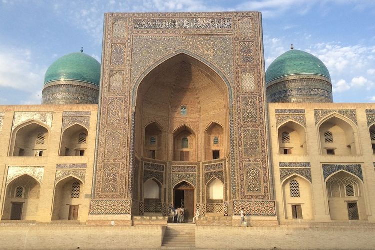 Bukharas Registan, salah satu monumen bersejarah di Uzbekistan.