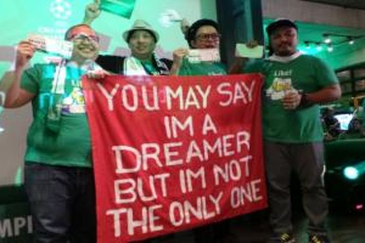 Kemal Vivaveni bersama TeamGreenFolks diabadikan usai diumumkan menjadi juara Heineken Champion the Match, di kawasan Jalan Wijaya, Jakarta Selatan, Rabu (6/5/2015) dini hari.