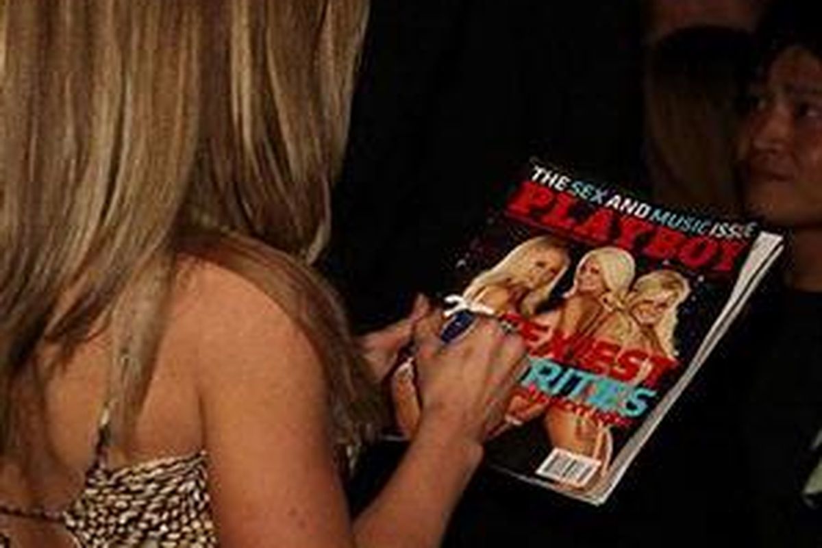 Kendra, salah satu model majalah Playboy edisi 'The Girls Next Door,' membubuhkan tandatangan di majalah Playboy bagi penggemar 16 Februari  2008 di Atlantic City, New Jersey.  