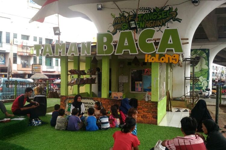 Kondisi Taman Baca Masyarakat (TBM) yang ada di kolong Jalan Layang Ciputat. Berbagai macam fasilitas mulai dari lapangan futsal hingga saung ada di sana untuk digunakan tempat komunal warga sekitar. Foto diambil Senin (8/1/2017)