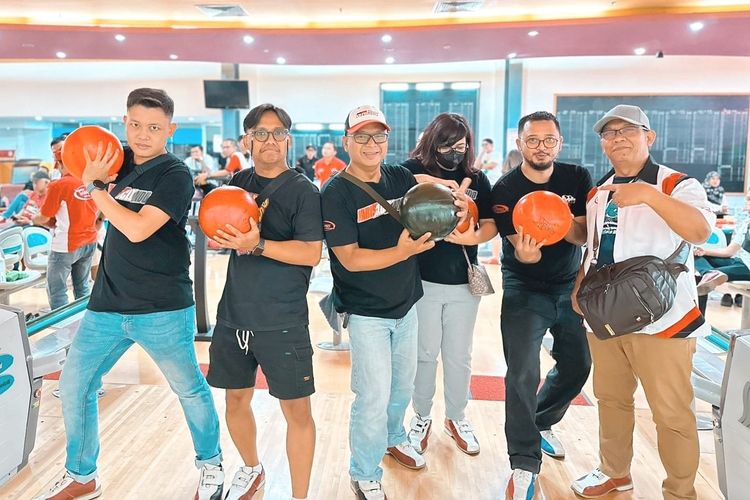 Para pemilik Toyota Yaris yang tergabung dalam Toyota Yaris Club Indonesia (TYCI) mengadakan kompetisi olahraga bowling skala menengah di Artha Gading Bowling Centre, Mall Artha Gading, Jakarta Utara, pada 29 Oktober 2023.