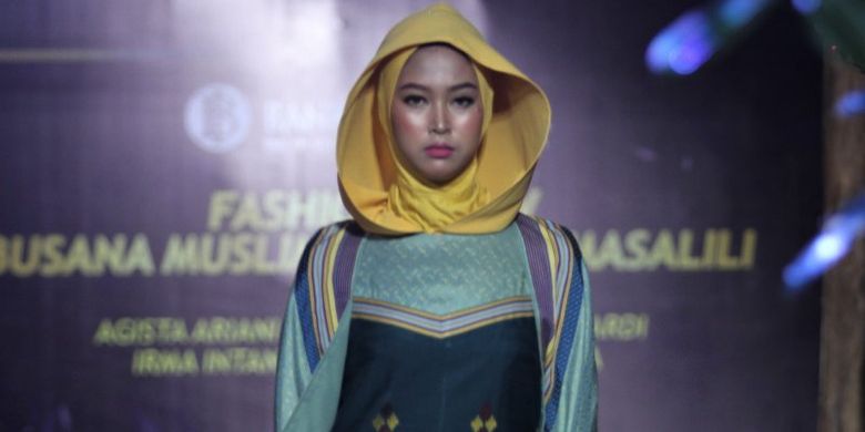 Seorang model mengenakan salah satu kain tenun Masalili yang dibuat dengan alat tradisional saat fashion show busana muslimah tenun Masalili Khas Kabupaten Muna disalah satu hutan mangrove di Kendari, Sulawesi Tenggara, Selasa (21/5/2019). Fashion show busana muslimah tenun Masalili tersebut bertujuan untuk menjaga kearifan lokal serta mengenalkan kepada masyarakat luas, baik ditingkat nasional maupun internasional agar memberi dampak dan mamfaat untuk masyarakat. 