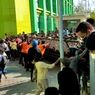 Video Viral Ribuan Warga Robohkan Pagar Saat Antre Vaksin Covid-19 di Kupang