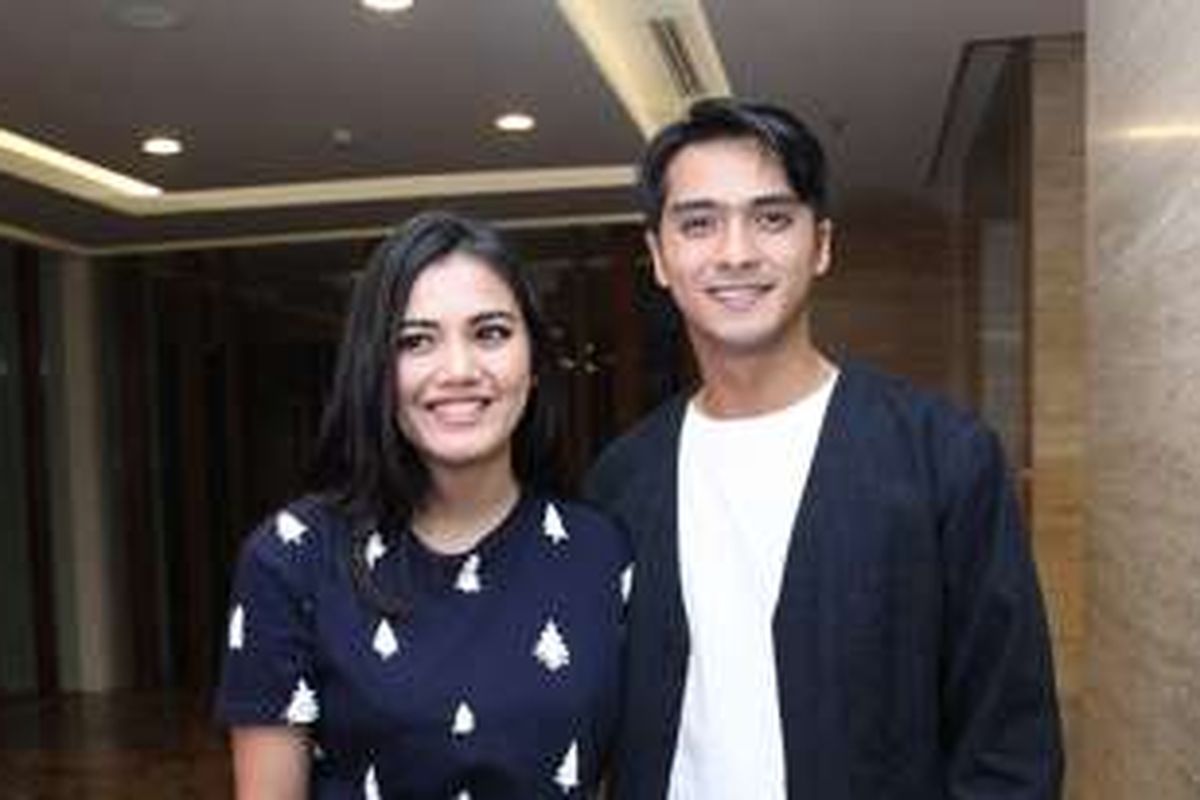 Artis peran Ricky Harun dan sang istri, Herfiza Novianti saat ditemui di kawasan Kebon Jeruk, Jakarta Barat, Selasa (21/6/2016).