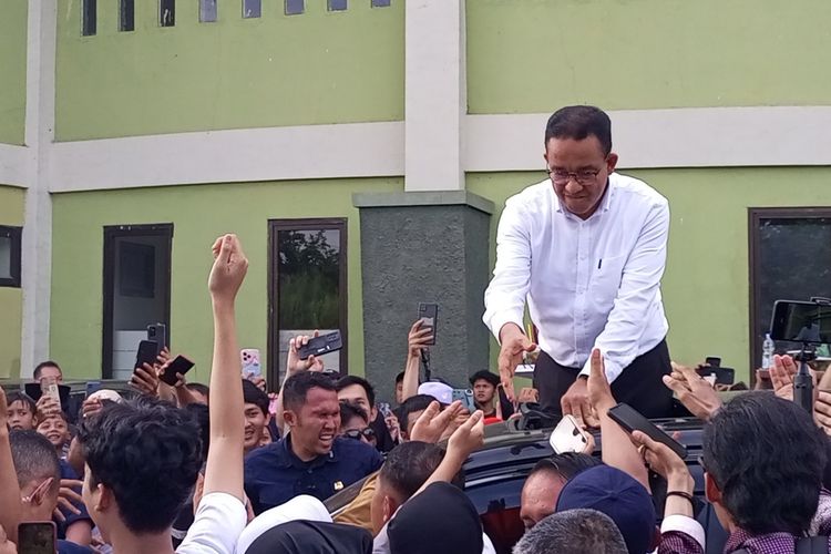 Calon presiden nomor urut 1, Anies Baswedan saat berkampanye di Gor Parung, Kabupaten Bogor, Jawa Barat, Senin (22/1/2024).
