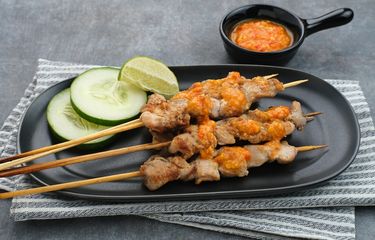 Ilustrasi sate taichan dan sambalnya.