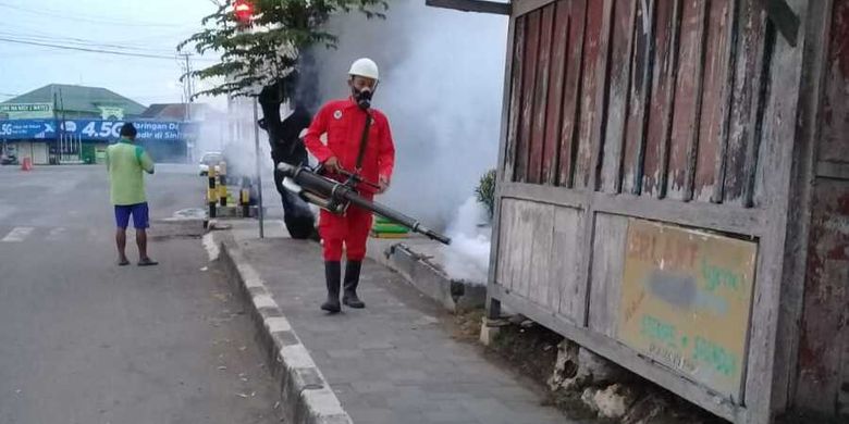 Penyemprotan mengantisipasi DBD berlangsung di kawasan Wonosidi Kidul, Kulon Progo, DI Yogyakarta.