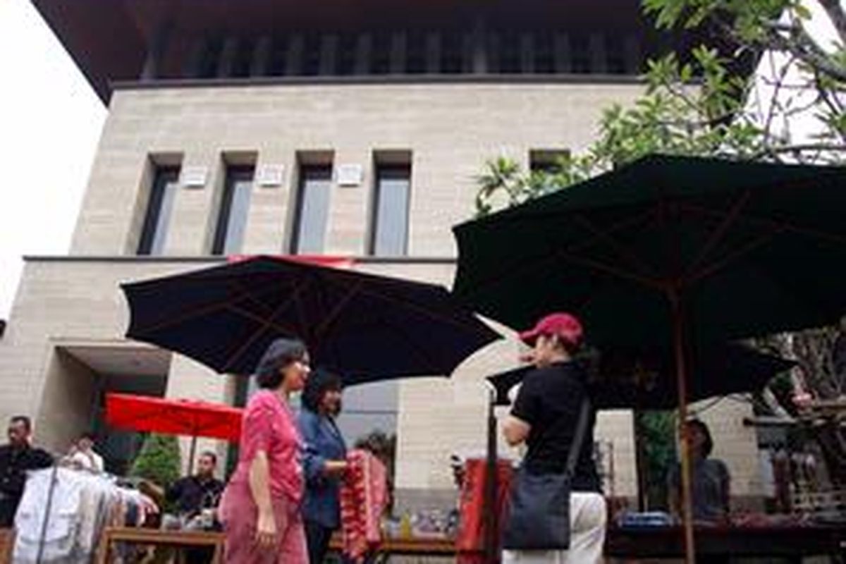 Pengunjung mendatangi salah satu stan di Kemang Festival 2008, Jakarta, Sabtu (2/8). Festival yang mengangkat tema Hijau Kemangku ini akan berlangsung dua hari, hingga Minggu 3 Agustus 2008.